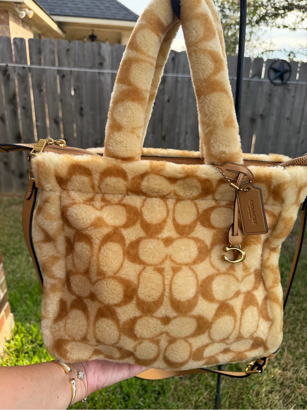 Coach Tote 28 Signature Shearling CC442 Tan Cream Faux Fur Bag Pristine Unused - Picture 2 of 16